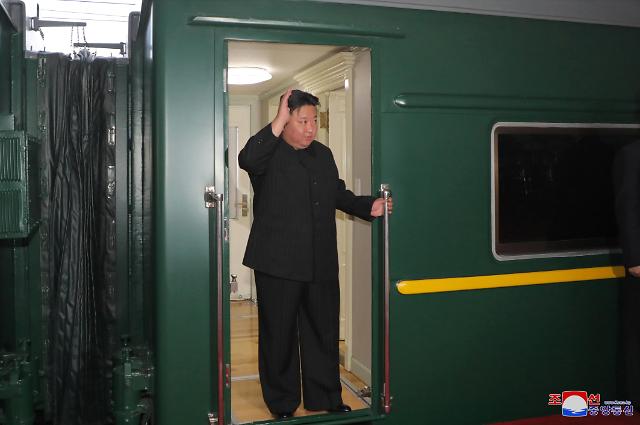 김정은 국무위원장이 러시아연방을 방문하기위해 지난 9월 10일 오후 전용열차로 평양을 출발했다고 조선중앙통신이 12일 보도했다 사진연합뉴스
