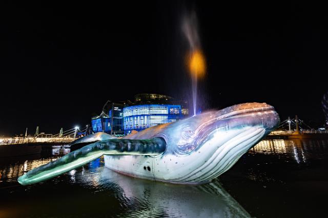 세빛섬에 설치된 대형 혹등고래 조형물이 물줄기를 뿜고 있다 사진서울관광재단