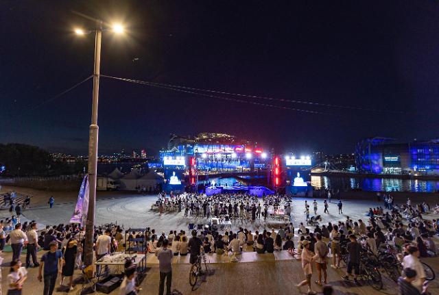Those who attended the opening ceremony of the K-Content Festival Pomna Han River held in the Sebitseom area on the 8th are watching a performance. Photo by Seoul Tourism Foundation 