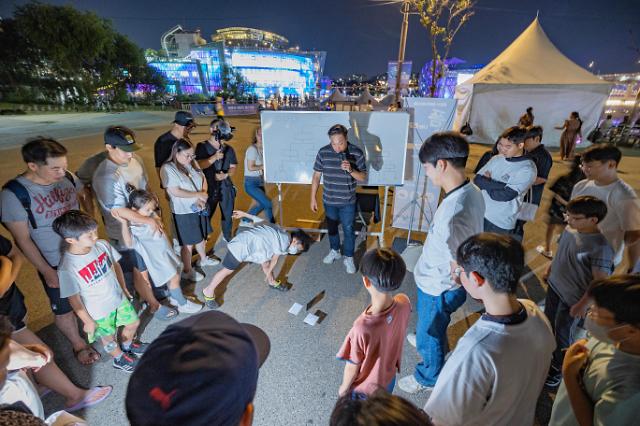 폼 나는 한강 행사장을 찾은 서울시민들이 딱지치기 체험을 하고 있다 사진서울관광재단