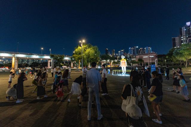 서울시민들이 오징어게임 속 영희 조형물 앞에서 무궁화 꽃이 피었습니다 게임에 참여하고 있다 사진서울관광재단