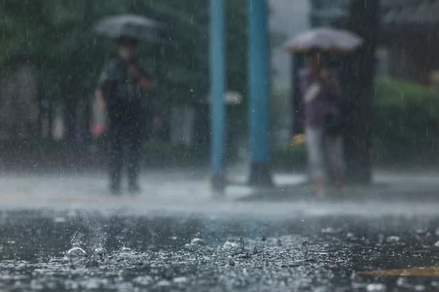 11일 오후 서울 종로구 세종문화회관 인근에서 굵은 빗줄기의 소나기가 내리고 있다 사진연합뉴스