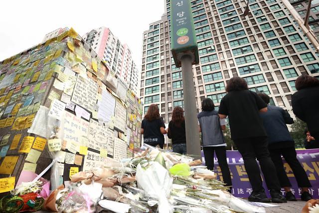 Lối ra số 10 của ga Sindang được phủ kín những mảnh giấy ghi lời chia buồn đối với nạn nhân quá cố Ảnh chụp ngày 2392022 ẢnhYonhap News