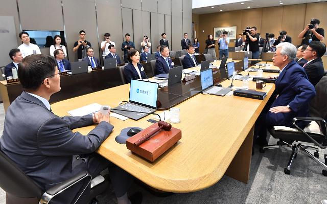 이창용 한국은행 총재가 지난달 24일 서울 중구 한국은행에서 열린 금융통화위원회를 주재하고 있다 사진사진공동취재단