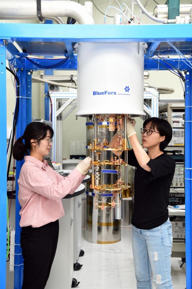 한국표준과학연구원 연구진이 개발 중인 50큐비트 초전도 양자컴퓨터를 점검하고 있다 사진한국표준과학연구원 제공
