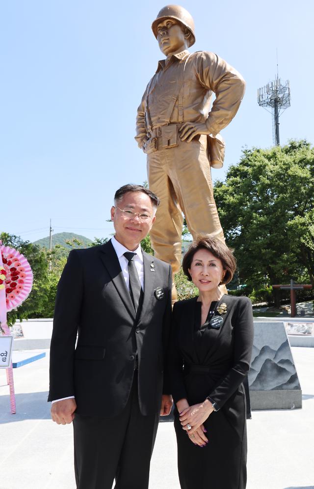 지난 7월 김재욱 칠곡군수왼쪽와 백선엽 장군의 장녀 백남희 여사가 동상 제막식을 마치고 기념 촬영을 하고 있다사진칠곡군
