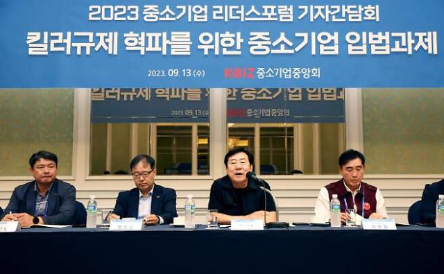 김기문가운데 중소기업중앙회장이 13일 롯데호텔 제주에서 ‘2023 중소기업 리더스포럼 기자간담회’에서 질의에 답변하고 있다 사진중기중앙회