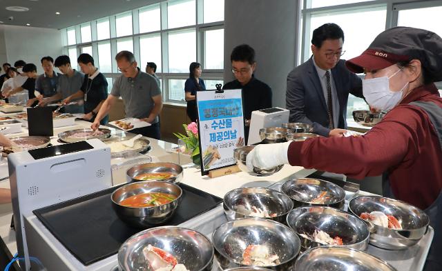 13일 세종시 어진동 정부세종청사 중앙동 구내식에서 직원들이 우리 수산물 메뉴 배식을 받기위해 줄을 서고 있다 사진행안부