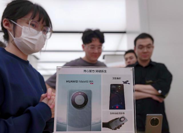 중국 상하이 화웨이 매장에 새로 출시된 스마트폰 메이트 60 프로가 전시되어 있다 사진EPA·연합뉴스 