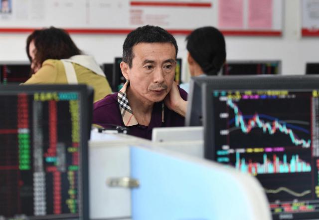 지난 8월 중국 안후이성의 한 증권사에서 투자자들이 주가 움직임을 모니터링하는 모습 사진AFP·연합뉴스