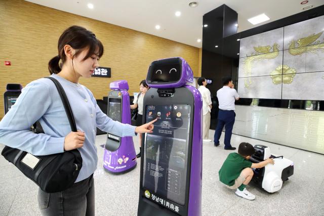 청남대 대통령기념관에서 관람객이 안내로봇에게 관람 정보를 안내받고 있다 사진KT