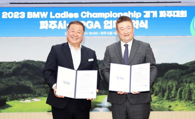 김경일 파주시장왼쪽과 션 변 미국여자프로골프협회LPGA 아시아 대표가 13일 파주시청에서 2023 BMW 레이디스 챔피언십의 성공적인 개최를 위한 업무협약서에 서명한 뒤 기념촬영을 하고 있다사진파주시