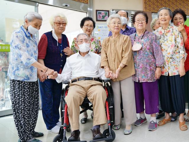 국가보훈부가 지난달 일본에서 고국으로 돌아온 광복군 출신 오성규100 애국지사에게 보청기 업체인 스타키코리아와 첨단 보청기를 지원한다고 4일 밝혔다 사진은 지난달 31일 국가보훈부 소속 수원보훈원에 입소 후 기념 촬영하는 오성규 애국지사사진국가보훈부