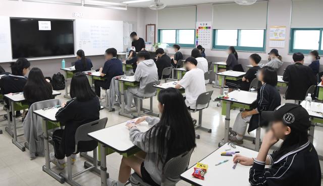 Quang cảnh một lớp học của các học sinh cuối cấp tại trường THPT Bangsan ở Songpa-gu Seoul Ảnh chụp ngày 162023 ẢnhYonhap News