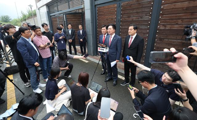 김기현 박근혜 전 대통령 사저 방문
    대구연합뉴스 윤관식 기자  국민의힘 김기현 대표가 13일 오후 대구 달성군 박근혜 전 대통령 사저에서 박 전 대통령을 예방 후 기자들의 질문에 답하고 있다 2023913
    psikynacokr2023-09-13 172553
저작권자 ⓒ 1980-2023 ㈜연합뉴스 무단 전재 재배포 금지저작권자 ⓒ 1980-2023 ㈜연합뉴스 무단 전재 재배포 금지