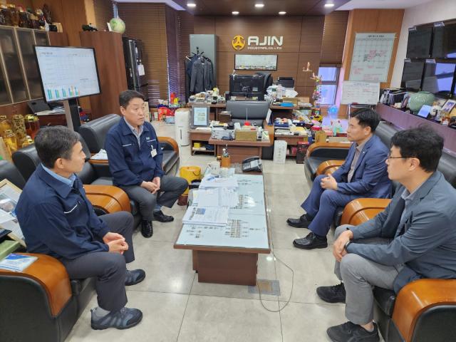 박순진 대구대학교 총장이 아진산업 서중호 대표이사 와 면담하고 있다사진대구대학교 