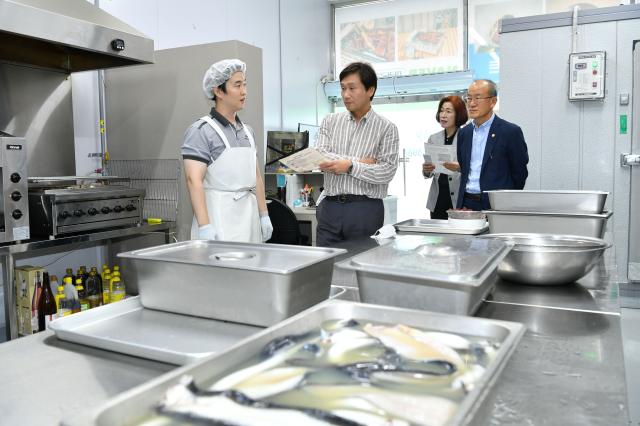 조현일 경산시장이 미리로컬푸드를 방문해 애로사항을 청취하고 있다사진경산시