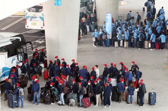 Các lao động người nước ngoài đang đứng chờ xe buýt tại sân bay quốc tế Incheon vào ngày 7122022 ẢnhYonhap News