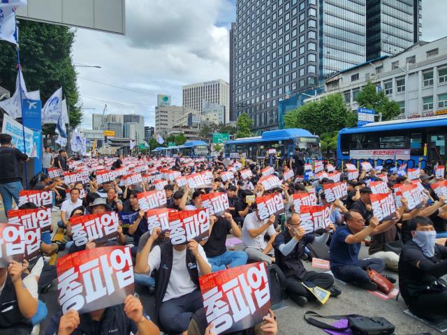 전국철도노동조합 제1차 총파업 첫 날인 14일 서울 용산구 서울역 3번 출구에 모인 철도조노 조합원들이 총파업 구호를 외치고 있다 사진권보경 기자