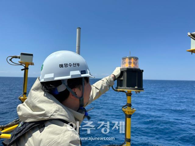 동해해수청 관계자가 해양관측등부표 점검을 하고 있다사진동해지방해양수산청