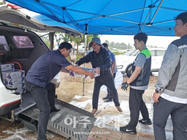 GS동해전력 직원들이 비가 오는데도 불구하고 지역사회에 따뜻한 사랑 나눔을 실천하고 있다사진이동원 기자