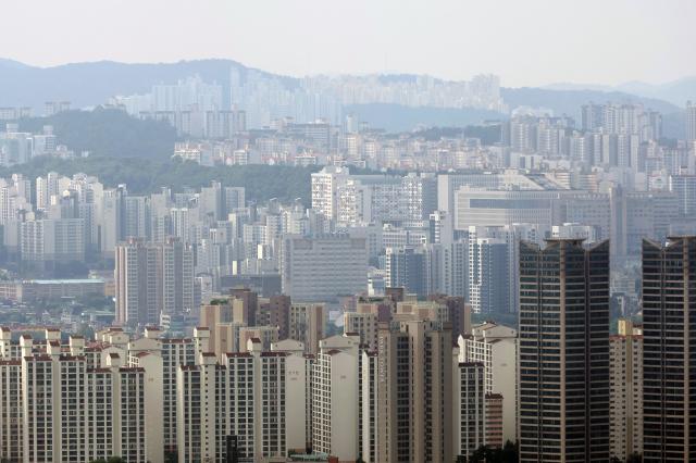 지난달 31일 서울 남산에서 바라본 서울의 아파트 사진연합뉴스