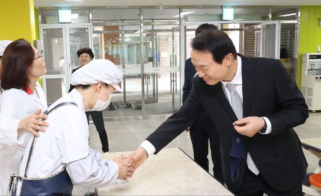 임태희 경기도교육감이 경기도 수원의 한 중학교를 방문해 급식 현장을 살펴보고 있다 사진경기도교육청