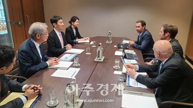 임종룡 우리금융그룹 회장왼쪽에서 두 번째 이복현 금융감독원장왼쪽에서 세 번째이 13일현지시간 영국 런던 로얄 랭캐스터 호텔에서 열린 INVEST K-FINANCE LONDON IR 2023에서 개별 투자설명회IR를 진행하고 있다 사진 박성준 기자