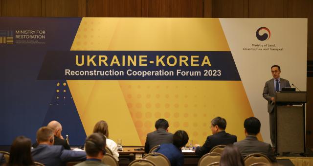 문성욱 KT 글로벌사업실장이 한국-우크라이나 재건 협력 포럼에서 우크라이나를 위한 ICT 동반자를 주제로 우크라이나 재건을 위한 제안 발표를 하고 있다 사진KT