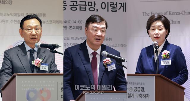 왼쪽부터 양규현 아주일보·이코노믹데일리 사장 싱하이밍 주한중국대사 양향자 한국의희망 공동대표가 지난 14일 서울 중구 중국건설은행 본회의장에서 열린 2023 한·중 미래 경제 협력 포럼에 참석해 개회사와 축사를 하고 있다사진유대길 기자