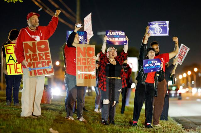 전미자동차노조UAW 회원들이 9월 15일현지시간 미국 미시간주에 있는 포드 조립공장 밖에서 파업을 벌이는 모습 사진EPA 연합뉴스