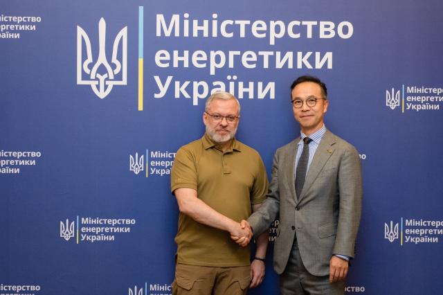  한국 국토교통부 주관으로 우크라이나 키이우에서 열린 ‘한국-우크라이나 재건 협력 포럼’에서 KT 문성욱 글로벌사업실장오른쪽이 제안 발표를 마치고 우크라이나 에너지부 헤르만 할루시첸코German Galushchenko 장관왼쪽과 기념 촬영을 하고 있다 사진KT