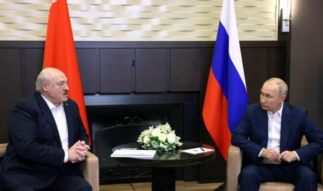 15일현지시간 러시아 소치에서 블라디미르 푸틴 러시아 대통령과 알렉산드르 루카셴코 벨라루스 대통령이 회담하고 있다 사진연합뉴스