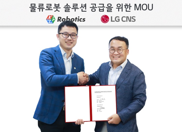 이준호 LG CNS 스마트물류사업부장상무오른쪽과 지아지 저우 XYZ로보틱스 최고경영자CEO