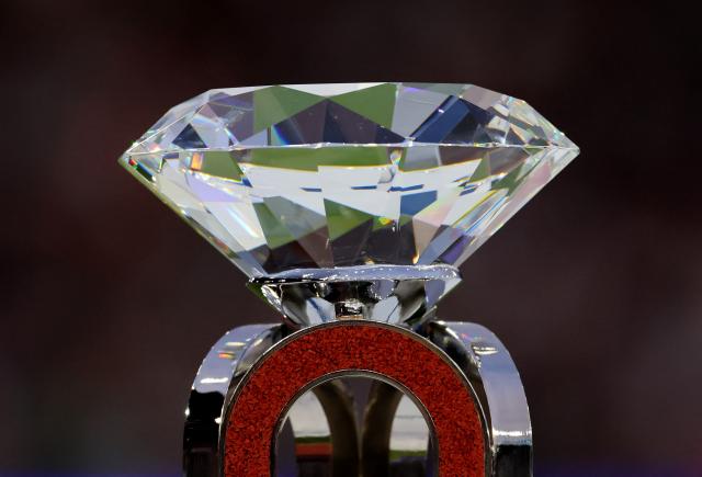 세계육상연맹 다이아몬드 리그 우승컵이 전시돼 있다 사진로이터·연합뉴스
