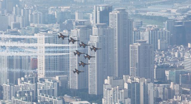 31일 오후 공군 특수비행팀 블랙이글스가 제75주년 국군의 날 축하비행 예행연습을 위해 서울스카이 전망대에서 바라본 서울 도심 상공을 날고 있다 사진연합뉴스