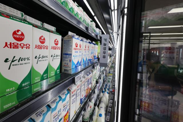 서울 시내 한 대형마트에 우유 제품들이 진열돼 있다 