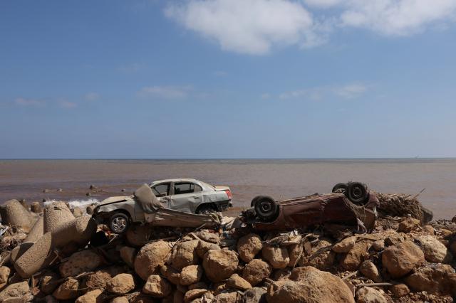 지난 4일 폭풍 대니얼이 리비아 동부 도시 데르나를 강타한 뒤 자동차들이 파괴된 건물의 잔해에 쌓여 있다 사진AFP·연합뉴스