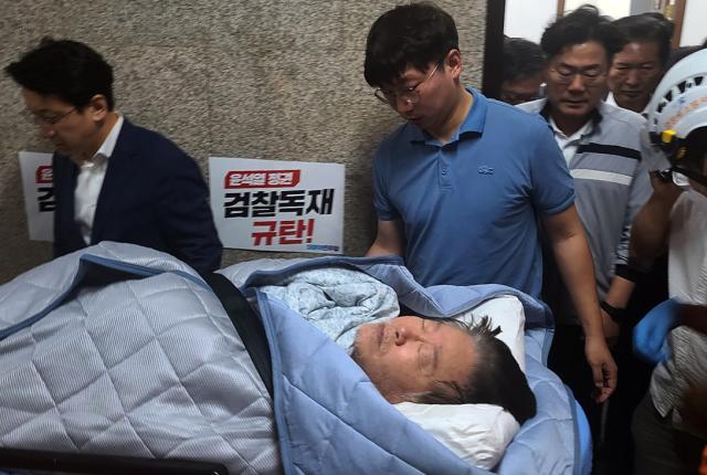 단식 중이던 이재명 더불어민주당 대표가 18일 건강 악화로 국회에서 병원으로 후송되고 있다 사진연합뉴스