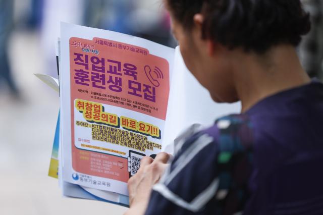 18일 한국고용정보원이 워크넷의 직업가치관검사를 분석한 결과 직업을 선택 시 가장 중요하게 고려하는 직업가치는 일과 삶의 균형 직업안정 경제적 보상 순으로 나타났다 사진연합뉴스