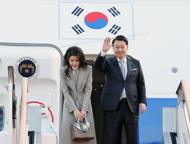 Tổng thống Yoon Seok-yeol và phu nhân rời Hàn Quốc tham dự Đại hội đồng Liên hợp quốc lần thứ 78 vào sáng ngày 1892023 ẢnhYonhap News