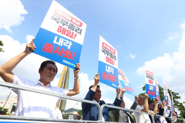 더불어민주당 의원들이 18일 서울 용산구 대통령실 앞에서 윤석열 정권 국정 전면 쇄신 및 국무총리 해임·내각 총사퇴를 촉구하는 인간 띠 잇기 피켓시위를 펼치고 있다 20230918사진유대길 기자 dbeorlf123ajunewscom