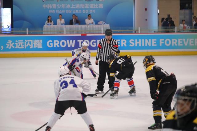 한국과 중국 청소년들이 친선 아이스하키 경기를 하고 있다 사진한국관광공사