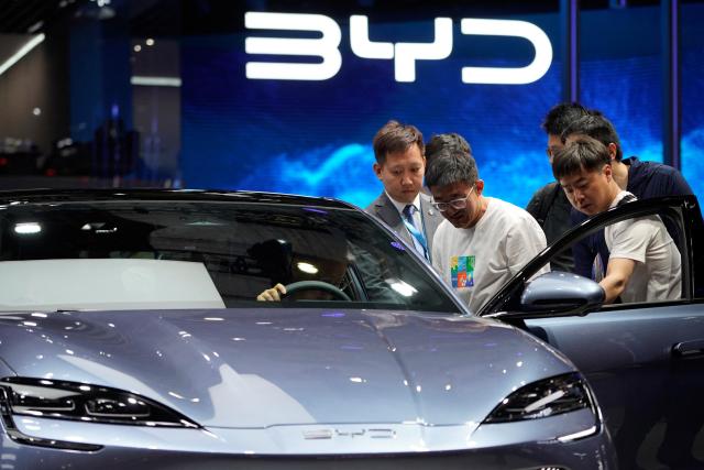 지난 4월 상하이국제모터쇼에 전시된 BYD 전기차 모델 사진로이터·연합뉴스