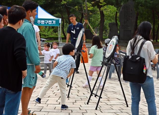지난해 전통 놀이를 체험 중인 어린이 관람객 모습 사진경주엑스포대공원