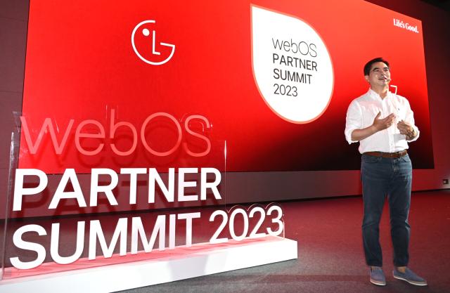 19일 서울 마곡 LG사이언스파크에서 열린 webOS 파트너 서밋Partner Summit 2023에서 LG전자 박형세 HE사업본부장부사장이 ‘미디어엔터테인먼트 플랫폼 기업’으로의 전환을 강조하며 기조연설을 하고 있다 사진LG전자