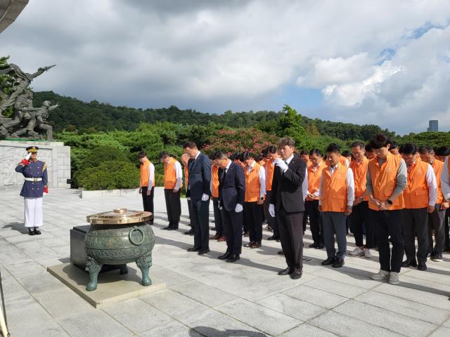 한화에어로스페이스와 한화오션 임직원들이 지난 18일 서울 동작구 국립서울현충원에서 호국영령에 참배하고 있다사진한화에어로스페이스
