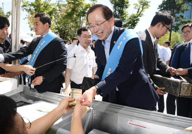 수산물 구매하는 조승환 장관
    서울연합뉴스 신준희 기자  조승환 해양수산부 장관이 8일 서울 여의도 국회에서 열린 우리 수산물 소비 활성화 행사 홍보부스에서 수산물을 구매하고 있다 202398 공동취재
    hamaynacokr2023-09-08 153447
저작권자 ⓒ 1980-2023 ㈜연합뉴스 무단 전재 재배포 금지저작권자 ⓒ 1980-2023 ㈜연합뉴스 무단 전재 재배포 금지