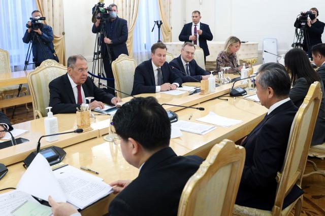 세르게이 라브로프 러시아 외무장관과 왕이 중국 외교부장이 18일현지시간 모스크바에서 만나 회담하고 있다 