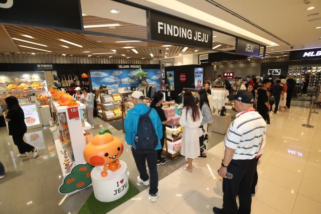 Nhóm du khách Trung Quốc ghé thăm cửa hàng miễn thuế Jeju chiều ngày 3182023 ẢnhThành phố Jeju